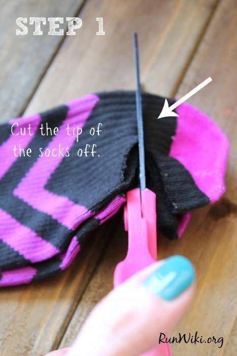 DIY easy No Sew Arm Warmer= this craft idea is an essential clothing  item for someone running in the winter months. You can get the socks for less than a dollar, so if you need to wear them during a half marathon or training  you won't feel bad tossing them after it warms up. Would make a great Christmas gift for a runner or fitness person. runners hack | tips | 5k |10K Training