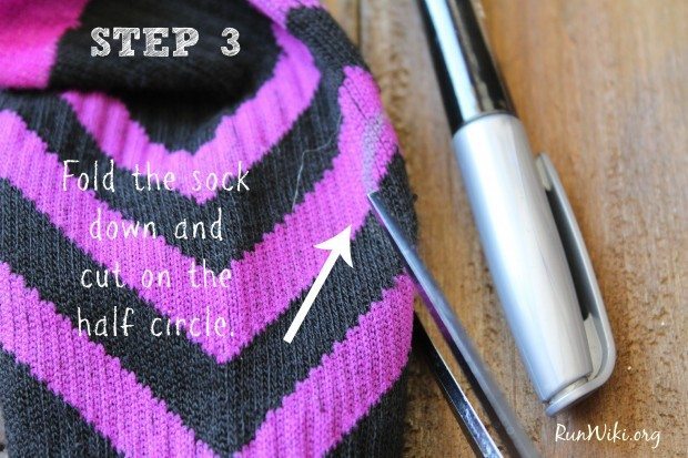 DIY easy No Sew Arm Warmer= this craft idea is an essential clothing  item for someone running in the winter months. You can get the socks for less than a dollar, so if you need to wear them during a half marathon or training  you wont feel bad tossing them after it warms up. Would make a great Christmas gift for a runner or fitness person. runners hack | tips | 5k |10K Training